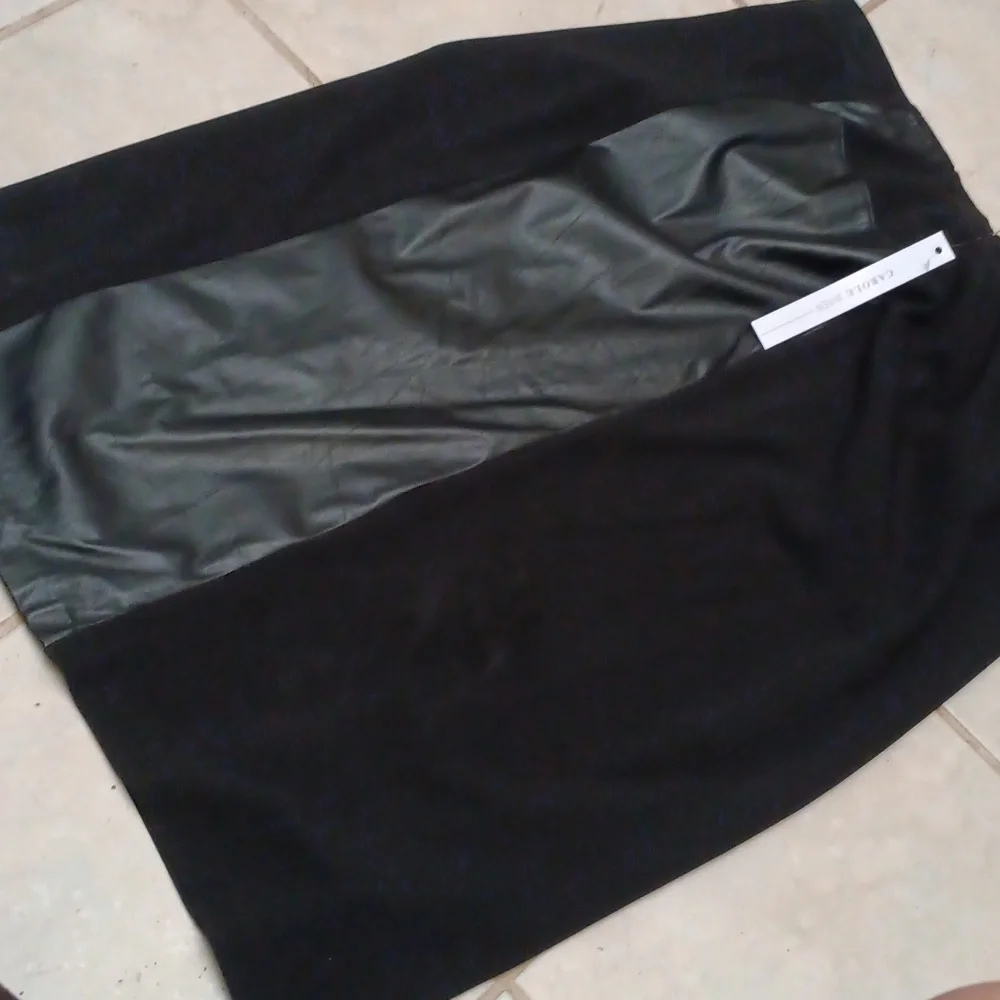 Elegant Black Midi Ponte Leather Skirt - Picture 2 of 3